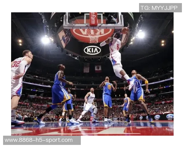 库里轻松发挥全场12投6中贡献14分5助攻巧妙吸引防守展现团队配合魅力